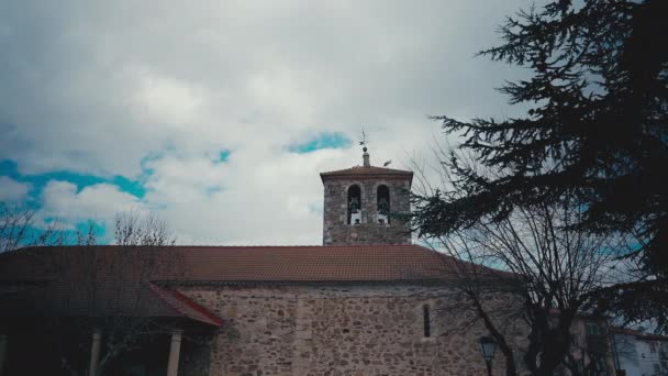 Середньовічна Дзвіниця Старовинної Церкви Сміттям Даху Хмарному Сході Сонця Широкий — стокове відео