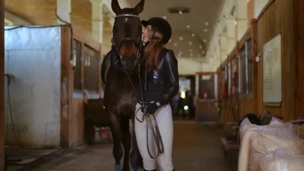 Ung Leende Kvinna Kysser Häst Dra Betsel Börja Ladan Porträtt — Stockvideo