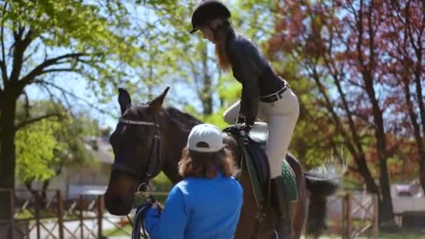 Krásná Jezdkyně Koni Osedlá Půvabného Koně Pomocí Asistenta Portrét Nádherné — Stock video