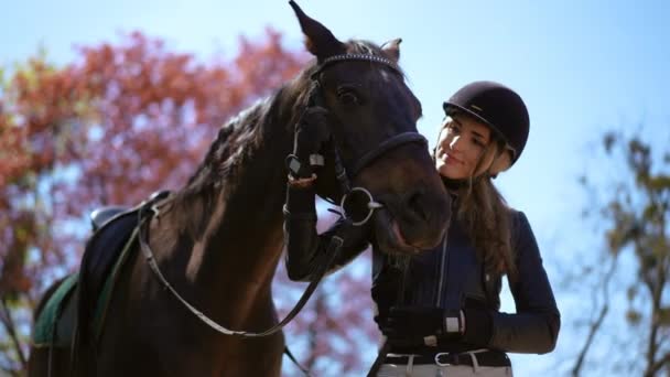 Kamera Żywo Krążąca Wokół Szczęśliwego Konia Czystej Krwi Uśmiechniętej Kobiety — Wideo stockowe