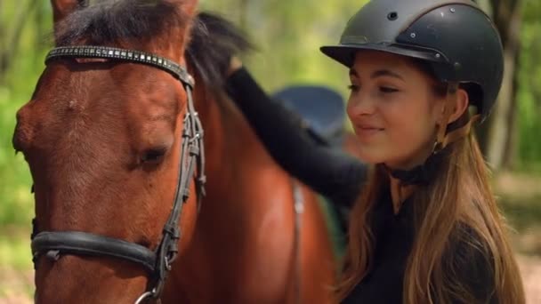Seitenansicht Porträt Einer Schlanken Kaukasierin Die Pferdemähne Streichelt Und Lächelt — Stockvideo