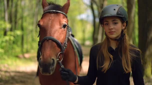 Framifrån Ser Säker Ung Kvinna Tittar Kameran Promenader Med Häst — Stockvideo