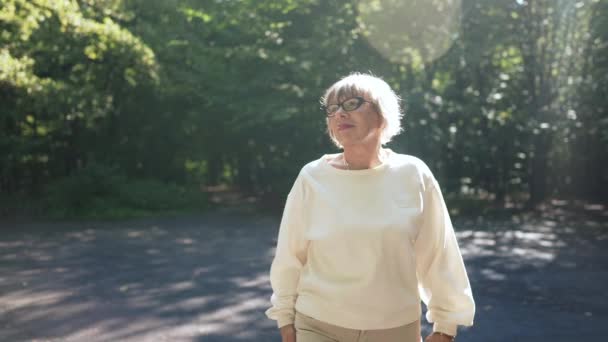 Dolly Fotografió Retrato Una Mujer Mayor Relajada Sonriente Con Gafas — Vídeo de stock
