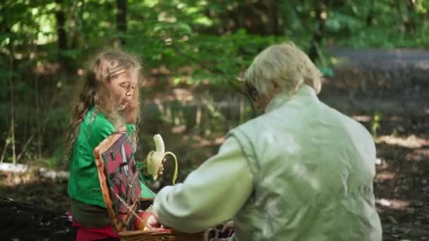 Roztomilá Hezká Teen Dívka Banánem Mluví Starší Ženou Hledá Jídlo — Stock video