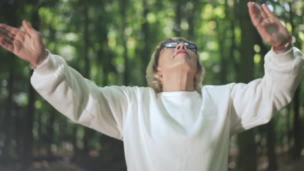 Aufgeregt Streckt Eine Zufriedene Seniorin Die Hände Zeitlupe Nach Oben — Stockvideo