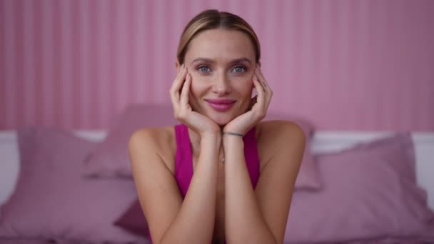 Vorderseite Porträt Einer Durchdachten Schlanken Barbie Die Rosafarbenen Schlafzimmer Sitzt — Stockvideo