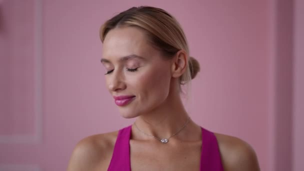 Närbild Vacker Kvinna Vänder Tittar Kameran Med Förvånad Ansiktsuttryck Glada — Stockvideo