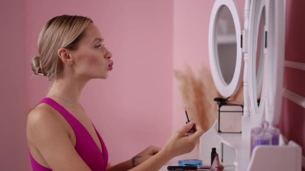 Side View Ευτυχισμένη Barbie Εφαρμογή Κραγιόν Gloss Χαμογελώντας Θαυμάζοντας Αντανάκλαση — Αρχείο Βίντεο