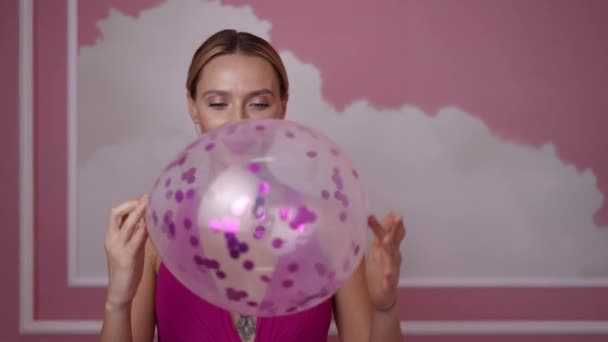 Front View Porträtt Leende Barbie Poserar Leka Med Ballong Medium — Stockvideo
