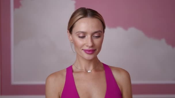 Porträt Der Schönen Barbie Posiert Mit Luftballon Zeitlupe Mittlere Einstellung — Stockvideo