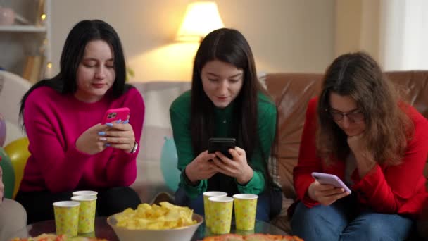 Drei Konzentrierte Schöne Junge Frauen Die Smartphone Touchscreen Scrollen Sitzen — Stockvideo