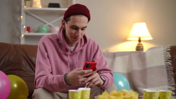 Medium Skott Porträtt Glad Ung Man Ler Sms Nätet Smartphone — Stockvideo