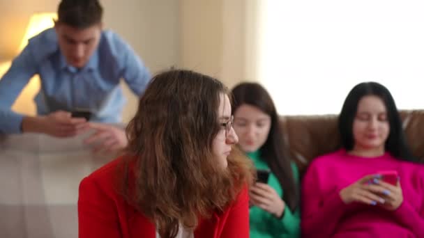 Size Jonge Vrouw Bril Rond Kijken Naar Vrienden Geabsorbeerd Met — Stockvideo