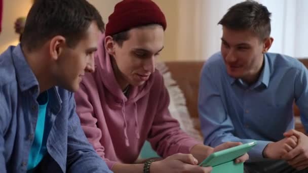 Três Jovens Despreocupados Falando Fofocas Rolando Mídias Sociais Tablet Digital — Vídeo de Stock