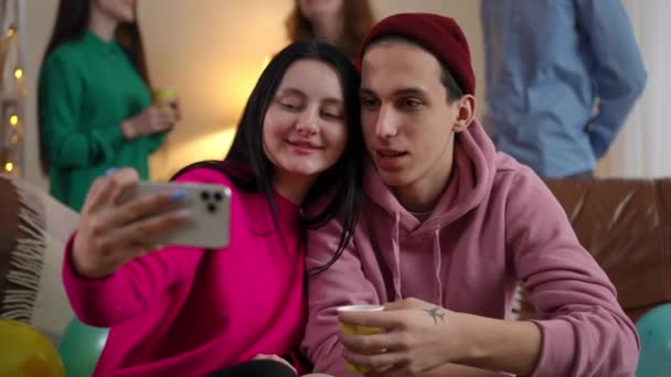 Houden Van Positieve Jonge Paar Selfie Met Smartphone App Zitten — Stockvideo
