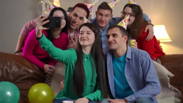 Grupp Glada Vänner Som Tar Selfie Sittandes Soffgester Avslappnad Säker — Stockvideo