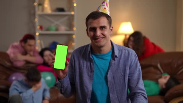 Joven Sonriente Mostrando Teléfono Inteligente Pantalla Verde Mirando Cámara Con — Vídeos de Stock