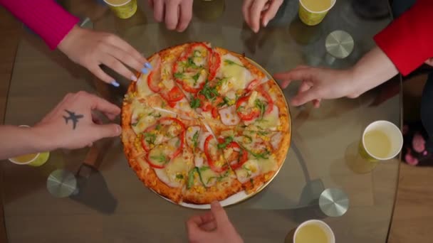 Top View Smaczne Pyszne Pizzy Stole Rąk Białych Mężczyzn Kobiet — Wideo stockowe