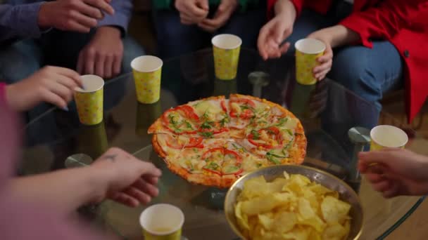 Grupo Jóvenes Irreconocibles Tomando Rebanadas Pizza Cámara Lenta Mesa Comiendo — Vídeos de Stock