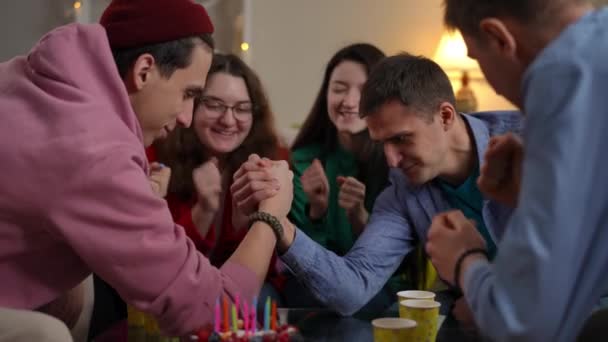 Młodzi Kaukascy Mężczyźni Walczący Rękach Jako Radośni Przyjaciele Dopingujący Kolegów — Wideo stockowe