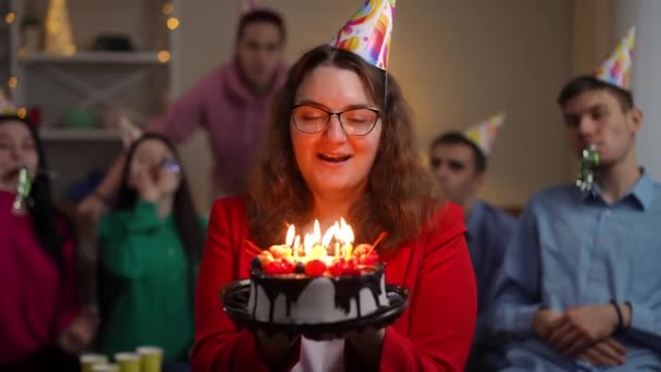 Czarująca Biała Kobieta Zdmuchująca Świeczki Torcie Urodzinowym Jako Przyjaciele Dmuchająca — Wideo stockowe