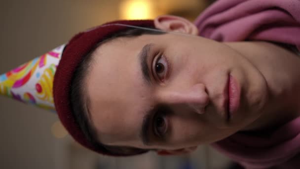 Retrato Vertical Headshot Homem Morena Jovem Caucasiano Com Olhos Castanhos — Vídeo de Stock