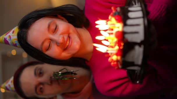 불타는 양초와 케이크와 매력적인 여자와 배경에 휘파람 흐리게 비디오 자신감 — 비디오
