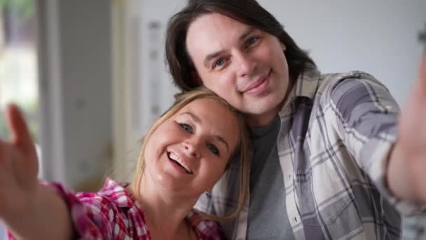 Selfie Eines Glücklichen Paares Das Video Filmt Wie Neuen Haus — Stockvideo