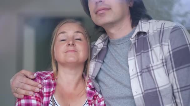 Junger Liebevoller Mann Küsst Stirn Einer Frau Zeitlupe Und Schaut — Stockvideo