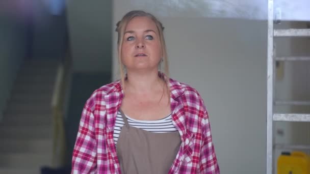 Portretul Unei Femei Încrezătoare Spatele Mersului Jos Sticlă Privind Fereastra — Videoclip de stoc
