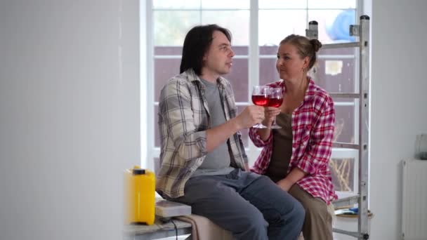 Sonriente Hombre Confiado Brindis Con Mujer Sentada Una Casa Nueva — Vídeo de stock