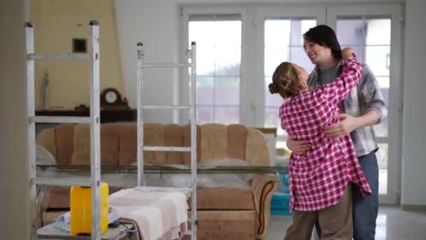 Kjærlig Par Som Danser Sakte Bevegelse Til Høyre Stuen Reparasjon – stockvideo