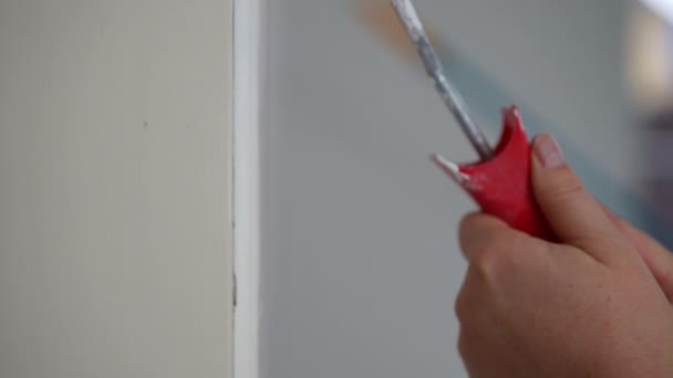 Widok Bliska Kobiet Kaukaskie Ręce Malowanie Ściany Pędzlem Rolki Farby — Wideo stockowe