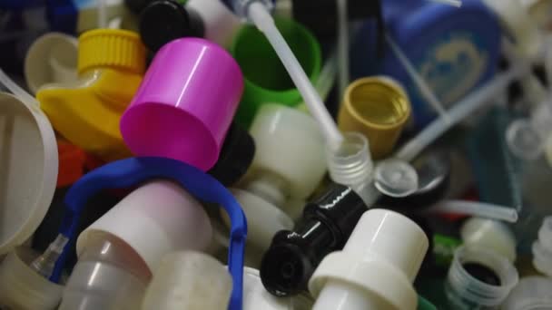 Többszínű Műanyag Szemét Dobozban Közelkép Közelkép Nagy Látószögű Színes Kupakok — Stock videók