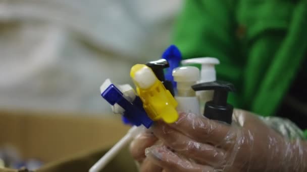 Närbild Plast Dispenser Pumpar Kvinnliga Unga Kaukasiska Händer Handskar Närbild — Stockvideo