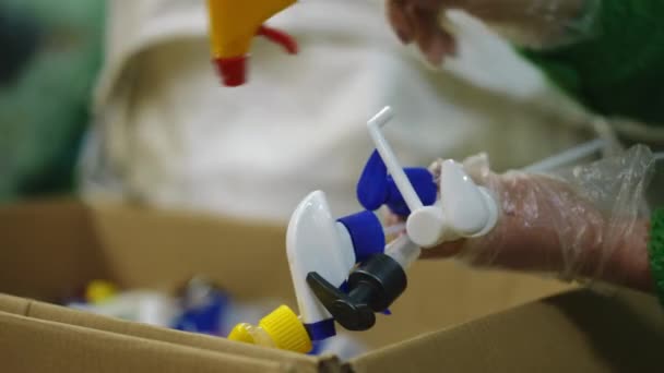 Zbliżenie Żeńskie Ręce Umieszczenie Plastikowych Pomp Dozujących Skrzynce Stacji Recyklingu — Wideo stockowe