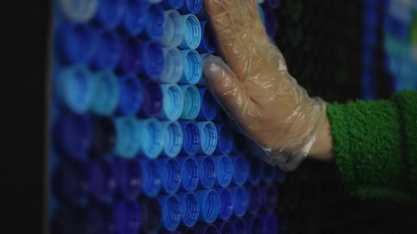 Großaufnahme Weibliche Hand Transparentem Handschuh Die Kronkorken Blauer Farbtöne Berührt — Stockvideo