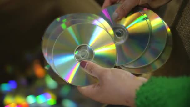 Aus Der Nähe Betrachtet Werfen Weibliche Hände Zeitlupe Compact Discs — Stockvideo
