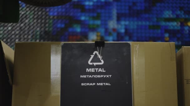 Closeup Sucata Metal Inglês Ucraniano Caixa Com Mãos Femininas Colocando — Vídeo de Stock