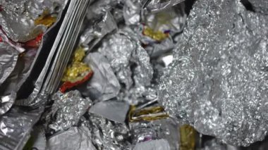 Kutu yüksek açı görünümünde folyo kullanıldı. Üst görünümü geri dönüştürmek için çöpü yakın plan sırala