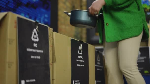 Nierozpoznawalna Kobieta Wchodząca Stację Recyklingu Wkładająca Naczynia Kuchenne Pudełka Złom — Wideo stockowe