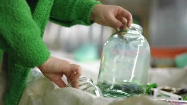 Mão Feminina Colocando Lixo Vidro Caixa Câmera Lenta Fechar Irreconhecível — Vídeo de Stock
