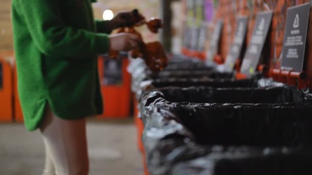 Kobieta Wchodząca Stację Recyklingu Wyrzuca Zużyte Plastikowe Butelki Zwolnionym Tempie — Wideo stockowe