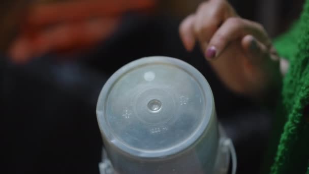 Sembollü Yakın Plan Beyaz Plastik Başlık Kadın Parmağı Kapalı Alanda — Stok video