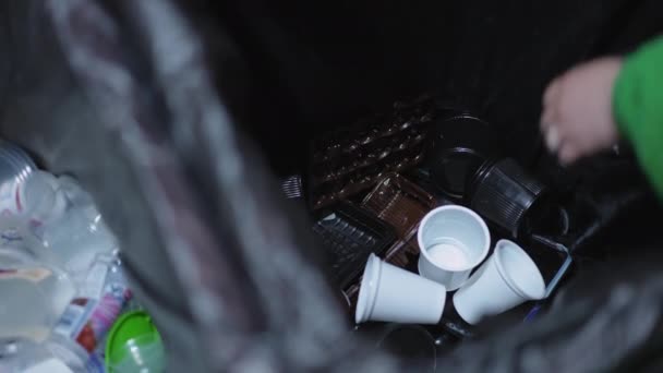 Vrouwelijke Hand Scheidt Wit Zwart Plastic Recyclingstation Hoge Hoek Uitzicht — Stockvideo