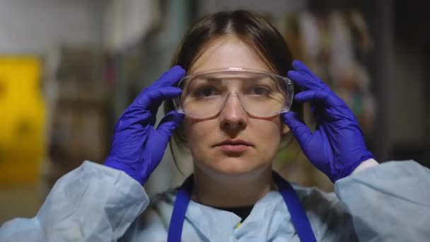 Vooraanzicht Van Een Jonge Blanke Vrouw Die Beschermende Brillen Afdoet — Stockvideo