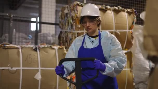 Tracking Shot Portret Van Zelfverzekerde Jonge Vrouw Duwen Industriële Pushcart — Stockvideo