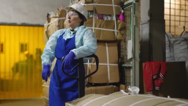 Zmęczona Pracownica Pocierająca Czoło Ręką Stojącą Stacji Recyklingu Wózkiem Portret — Wideo stockowe