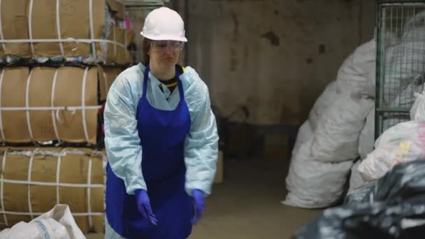 Poważna Pracownica Mundurze Wkładająca Worek Śmieci Odchodząca Środka Portret Skoncentrowanej — Wideo stockowe
