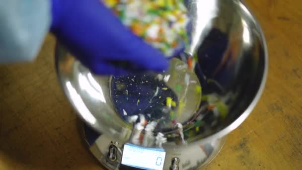 Close Vista Superior Mãos Femininas Luvas Colocando Colorido Lixo Plástico — Vídeo de Stock